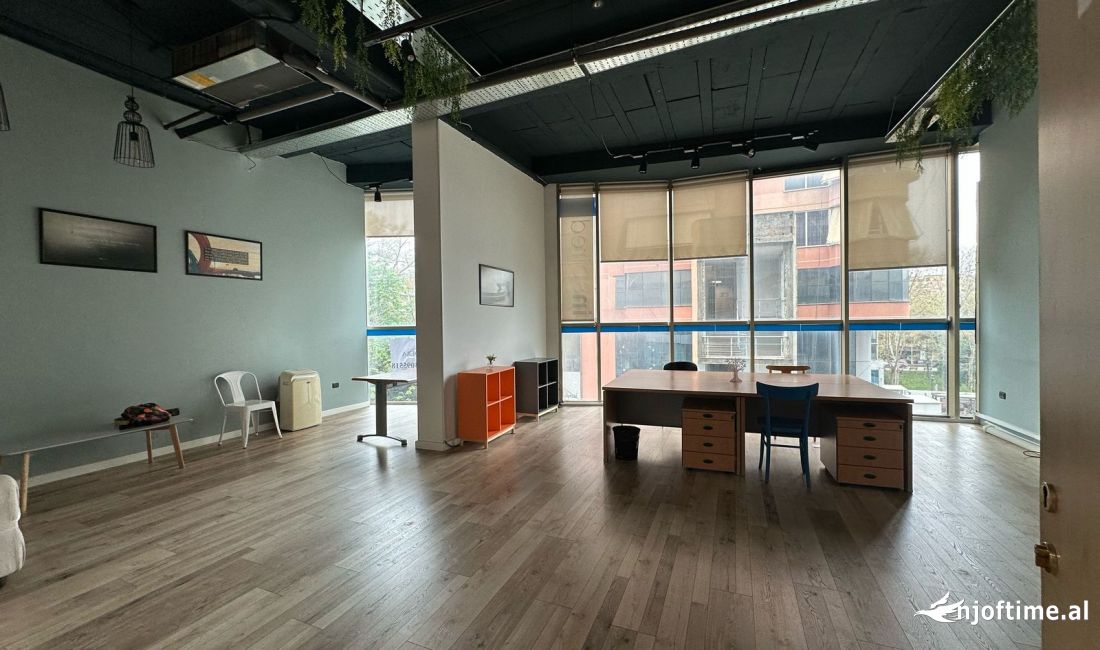 Tek Myslym Shyri, Japet me Qira Ambient Me Pamje Nga Rruga Kryesore!