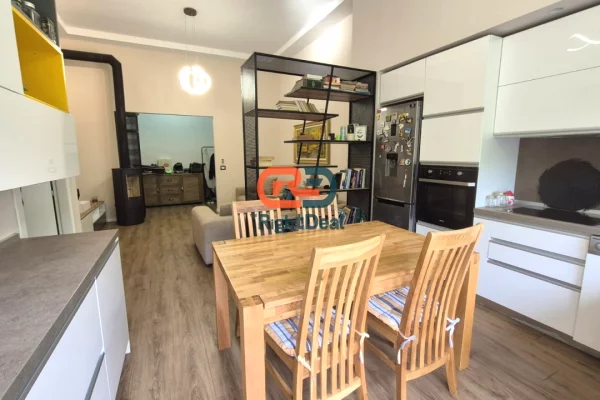 Shtepi ne shitje Apartament ne Tirane, 2+1, Mobilimi E mobiluar, Pagesa 189,000  Euro.