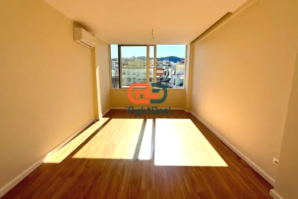 Tek Komuna E Parisit, Prane Cristal Center Shitet Apartament 1+1 Ideal Per Investim !