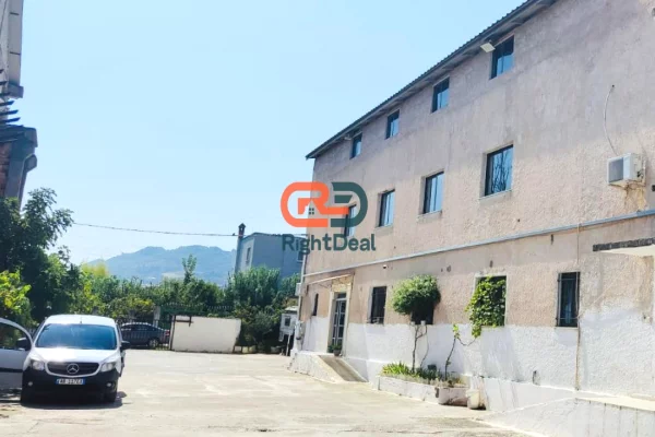 Ne Kombinat, Tek Fabrika E Qelqit, Jepet Me Qira Magazine, Ideale Per Tipologji Te Ndryshme Biznesi!
