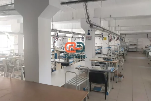Ne Kombinat, Tek Fabrika E Qelqit, Jepet Me Qira Magazine, Ideale Per Tipologji Te Ndryshme Biznesi!