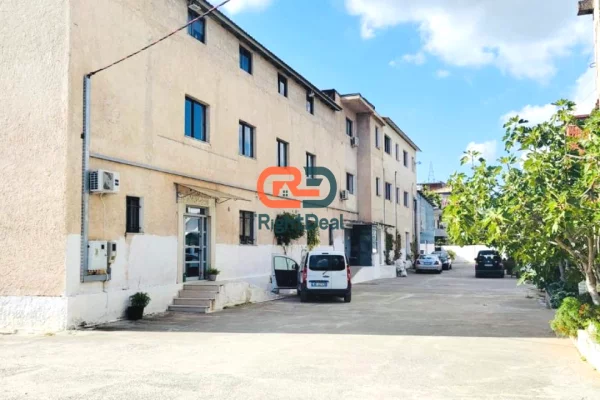 Ne Kombinat, Tek Fabrika E Qelqit, Jepet Me Qira Magazine, Ideale Per Tipologji Te Ndryshme Biznesi!