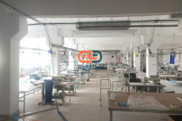 Ne Kombinat, Tek Fabrika E Qelqit, Jepet Me Qira Magazine, Ideale Per Tipologji Te Ndryshme Biznesi!