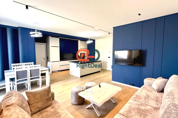 Tek 5-Maji, Shitet Super Apartament 2+1+2, Me Verande Dhe Post Parkimi!!