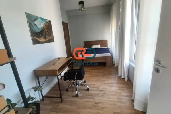 Shtepi ne shitje Apartament ne Tirane, 3+1, Mobilimi Pjeserisht e mobiluar, Pagesa 250,000  Euro.