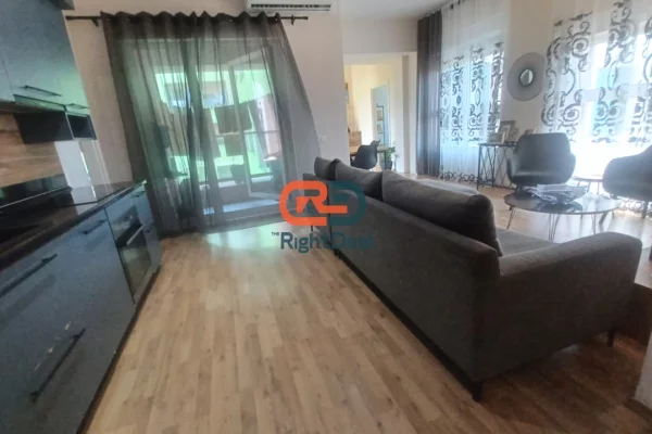 Shtepi ne shitje Apartament ne Tirane, 3+1, Mobilimi Pjeserisht e mobiluar, Pagesa 250,000  Euro.