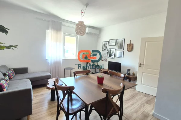 Shtepi ne shitje Apartament ne Tirane, 2+1, Mobilimi E mobiluar, Pagesa 240,000  Euro.