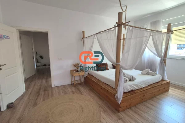 Shtepi ne shitje Apartament ne Tirane, 2+1, Mobilimi E mobiluar, Pagesa 240,000  Euro.