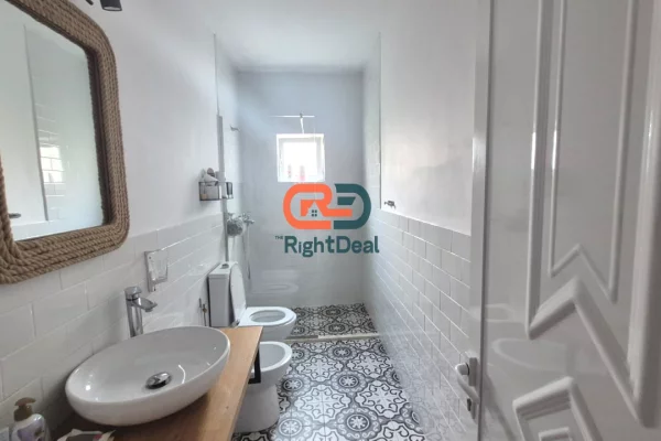 Shtepi ne shitje Apartament ne Tirane, 2+1, Mobilimi E mobiluar, Pagesa 240,000  Euro.