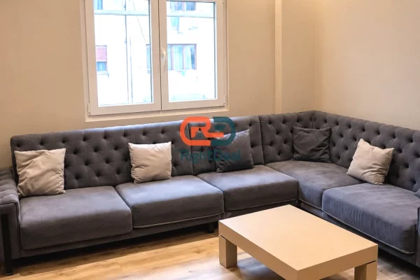 Prane 21 Dhjetorit, Shitet Apartament 2+1, Me Planimetri Te Rregullt Dhe Hapesira Te Bollshme !!