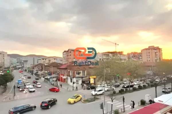 Tek Komuna E Parisit, Shitet Apartament 1+1, Mundesi Shfrytezimi Per Biznes !!