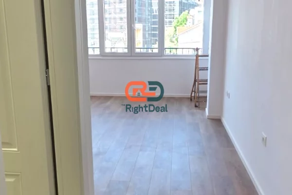 Shtepi ne shitje Apartament ne Tirane, Garsoniere, Mobilimi Bosh, pa mobiluar, Pagesa 115,000  Euro.