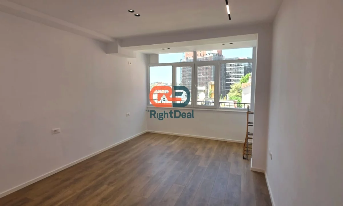 Shtepi ne shitje Apartament ne Tirane, Garsoniere, Mobilimi Bosh, pa mobiluar, Pagesa 115,000  Euro.