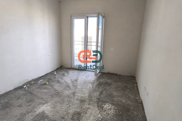 Shtepi ne shitje Apartament ne Tirane, 2+1, Mobilimi Bosh, pa mobiluar, Pagesa 152,000  Euro.