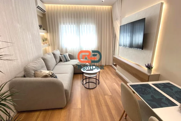 Prane Pazarit Te Ri, Shitet Apartament 1+1, Me Planimetri Te Rregullt!!