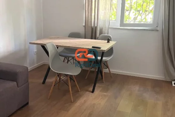 Shtepi ne shitje Apartament ne Tirane, 1+1, Mobilimi E mobiluar, Pagesa 129,000  Euro.