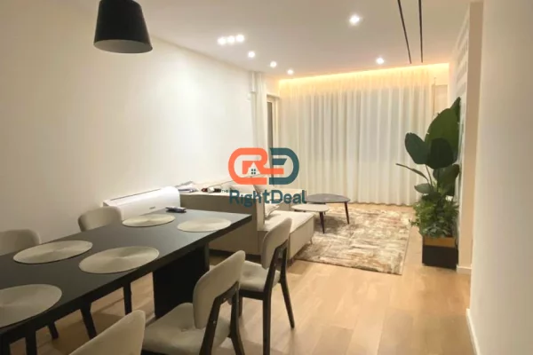 Tek Liqeni I Thate, Jepet Me Qira Apartament 3+1+2 !!!