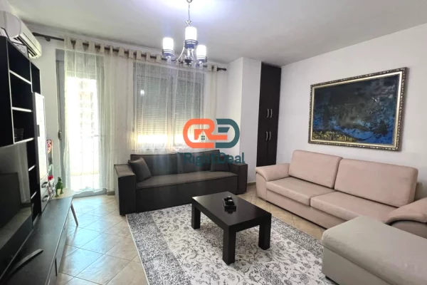 Tek Zogu I Zi, Shitet Apartament 1+1 Me Hapesira Te Bollshme Dhe Planimetri Te Rregullt !!!