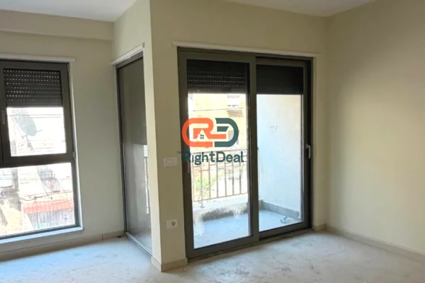 Tek Shkolla Kuqe, Jepet Me Qira Apartament 1+1, I Pershtatshem Per Zyra !!
