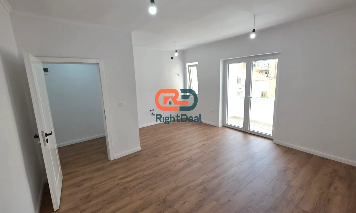 Shtepi ne shitje Apartament ne Tirane, 1+1, Mobilimi Bosh, pa mobiluar, Pagesa 170,000  Euro.