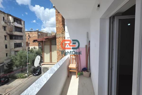 Shtepi ne shitje Apartament ne Tirane, 1+1, Mobilimi Bosh, pa mobiluar, Pagesa 170,000  Euro.