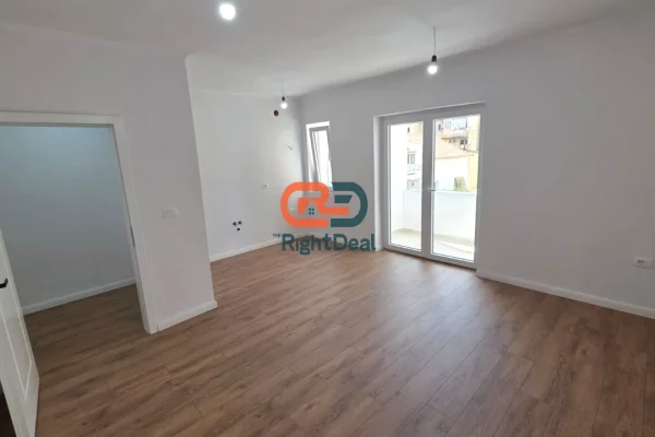 Shtepi ne shitje Apartament ne Tirane, 1+1, Mobilimi Bosh, pa mobiluar, Pagesa 170,000  Euro.