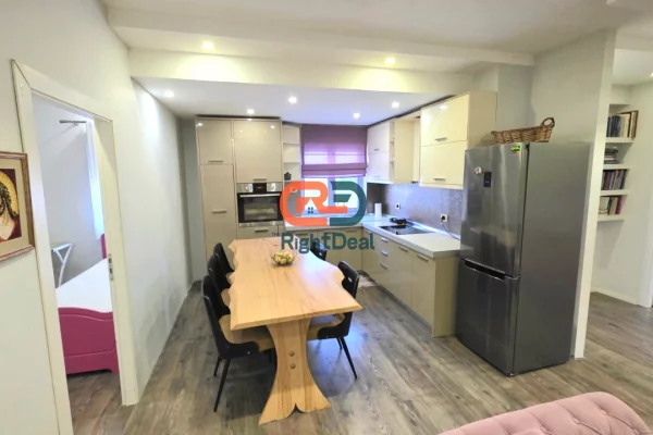 Shtepi ne shitje Apartament ne Tirane, 2+1, Mobilimi E mobiluar, Pagesa 1,930,000  Euro.