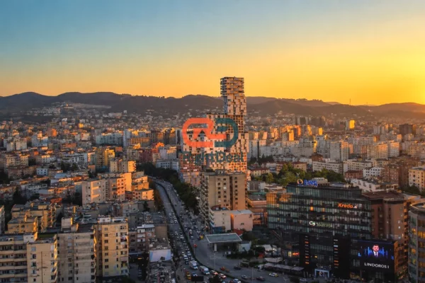 Shtepi ne shitje Apartament ne Tirane, 1+1, Mobilimi Bosh, pa mobiluar, Pagesa 195,000  Euro.