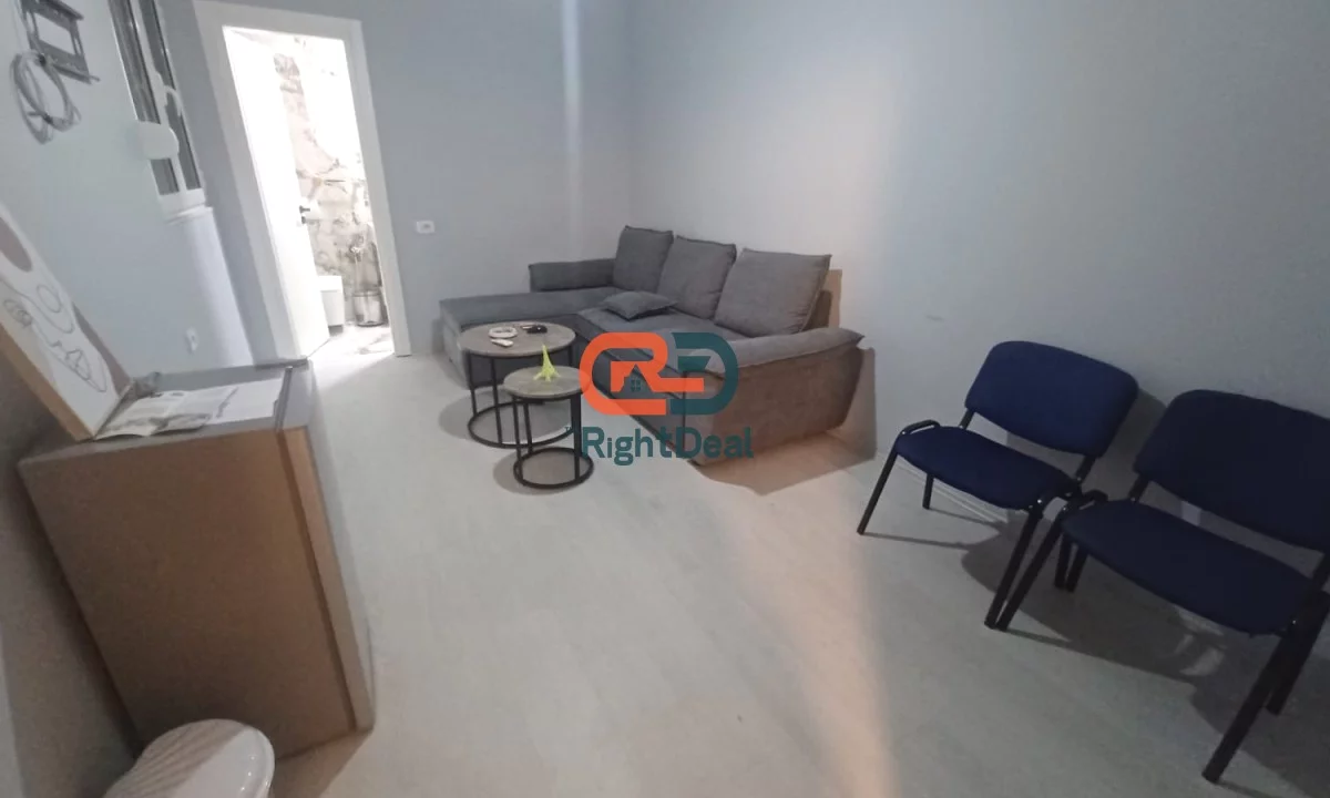 Ne Fillim Te Rruges Se Kavajes, Jepet Ambient Me Qira, Ideal Per Zyra !!!