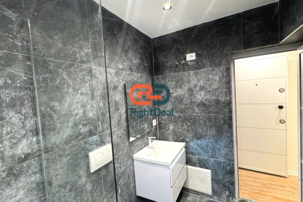 Shtepi ne shitje Apartament ne Tirane, Garsoniere, Mobilimi Bosh, pa mobiluar, Pagesa 110,000  Euro.
