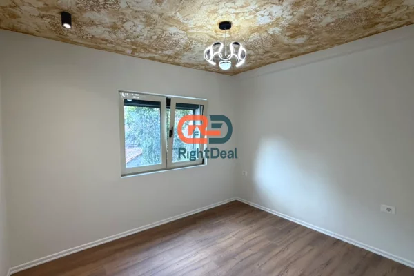 Shtepi ne shitje Apartament ne Tirane, 1+1, Mobilimi Bosh, pa mobiluar, Pagesa 140,000  Euro.