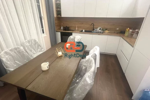 Shtepi me qera Vila Luksoze ne Tirane, 7+1, Mobilimi E mobiluar, Pagesa 4,000  Euro.