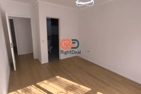 Shtepi ne shitje Apartament ne Tirane, 2+1, Mobilimi Bosh, pa mobiluar, Pagesa 125,000  Euro.