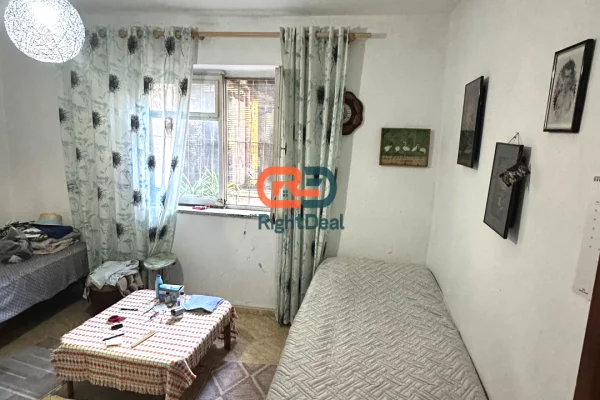 Shtepi ne shitje Apartament ne Tirane, 2+1, Mobilimi Bosh, pa mobiluar, Pagesa 228,000  Euro.