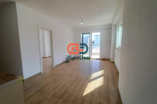 Prane Farmacise 10, Jepet Me Qira Apartament 1+1, Ideal Per Banim !!!