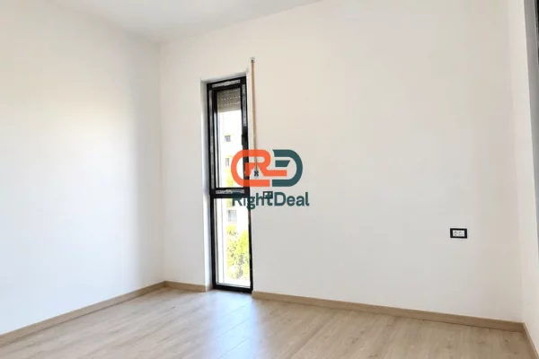Shtepi ne shitje Apartament ne Durres, 1+1, Mobilimi Bosh, pa mobiluar, Pagesa 230,000  Euro.