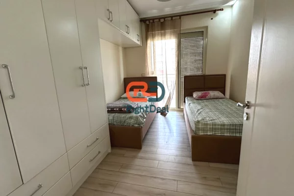 Shtepi ne shitje Apartament ne Tirane, 2+1, Mobilimi E mobiluar, Pagesa 155,000  Euro.