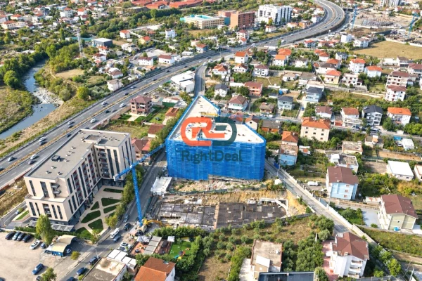 Okazion !!! Ne Paskuqan, Buze Rruge Kryesore, Shitet Dyqan Me Super Pamje, Me 2700 Euro/M2 !!!