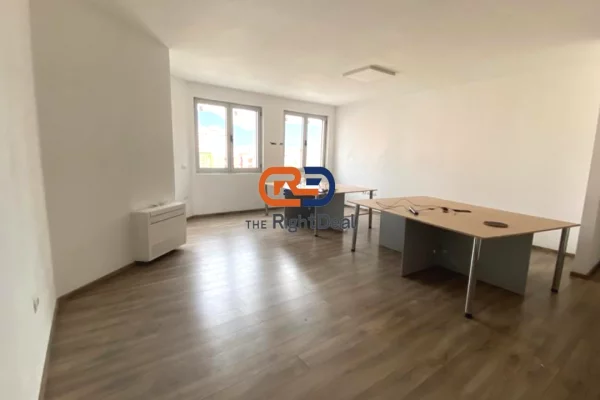 Ambient biznesi me qera 3+1 ne Tirane - 1,062 Euro