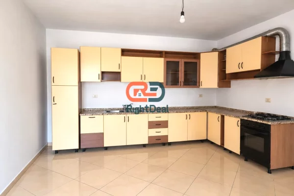Shtepi me qera Apartament ne Tirane, 2+1, Mobilimi Bosh, pa mobiluar, Pagesa 380  Euro.