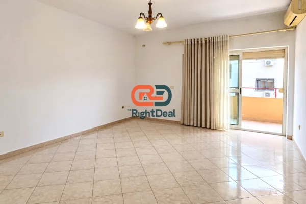 Tek Komuna E Parisit, Shitet Apartament 3+1+2 I Bollshem!!!