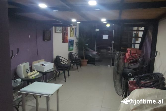 Ambiente Commerciale in Vendita 1+1 a Tirana - 45,000 Euro