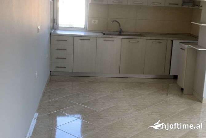 Shtepi me qera Apartament ne Tirane, 2+1, Mobilimi Pjeserisht e mobiluar, Pagesa 28,000  Leke.