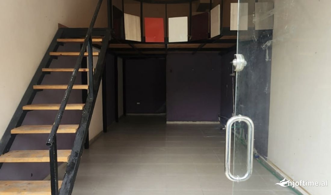 Okazion Dyqan ne Astir me Hipoteke 40000Euro