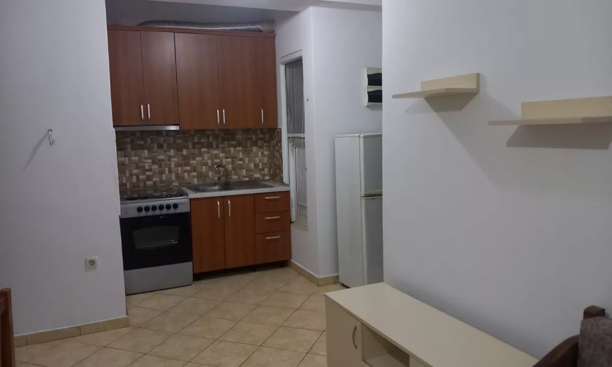 Shtepi me qera Shtepi Private ne Tirane, 1+1, Mobilimi E mobiluar, Pagesa 35,000  Leke.