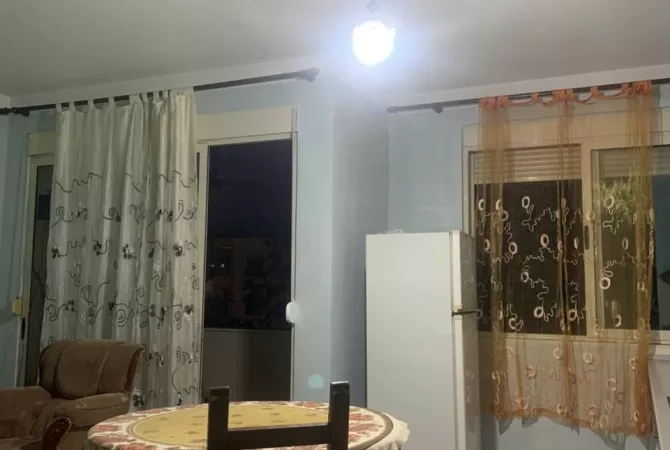 Jepet me Qera Apartament 1+1 mobiluar te Fresku 30000 leke