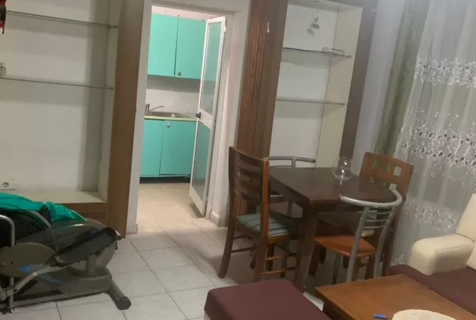 Jepet me Qera 1+1 e mobiluar ne Bllok