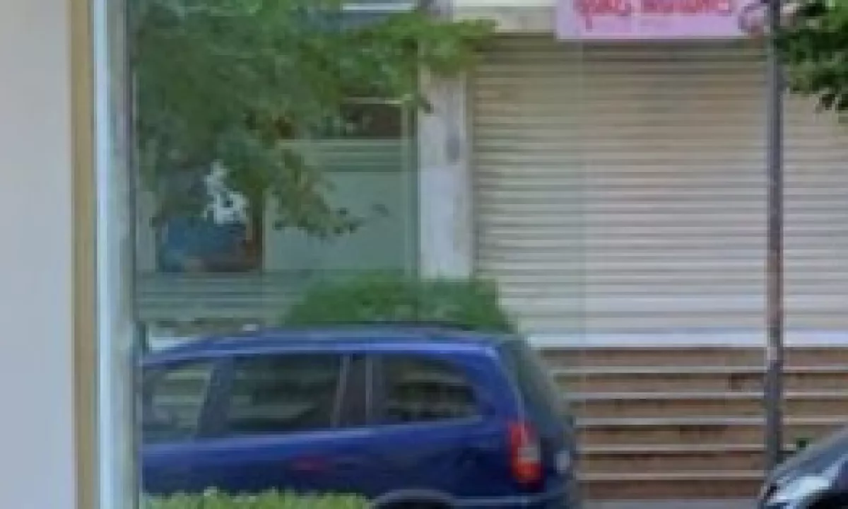 Jepet me Qera Parking te Pazari i ri pallati buze rruge 