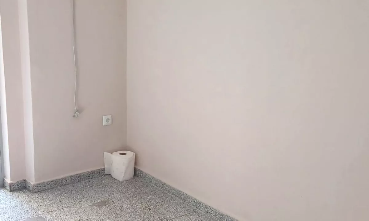 Jepet me Qera Dyqan prane Kompleksit Molla