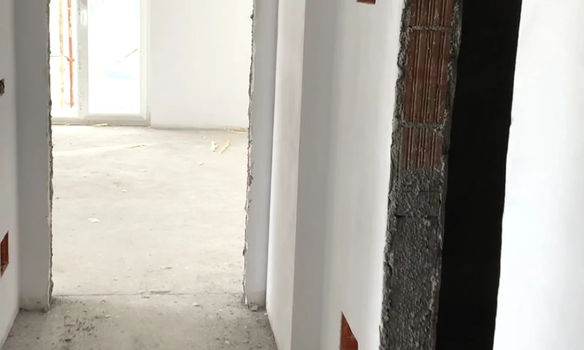 Shtepi ne shitje Apartament ne Tirane, 2+1, Mobilimi Bosh, pa mobiluar, Pagesa 89,000  Euro.